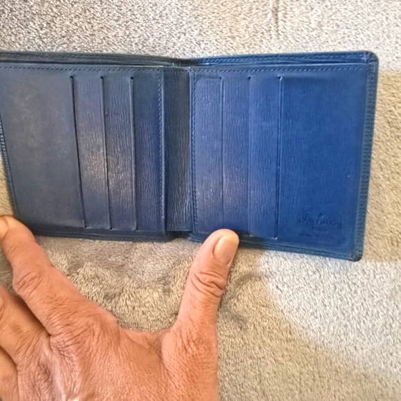 Louis Vuitton Blue Epi-Leather Wallet! Excellent condition! - Picture 6 of 7